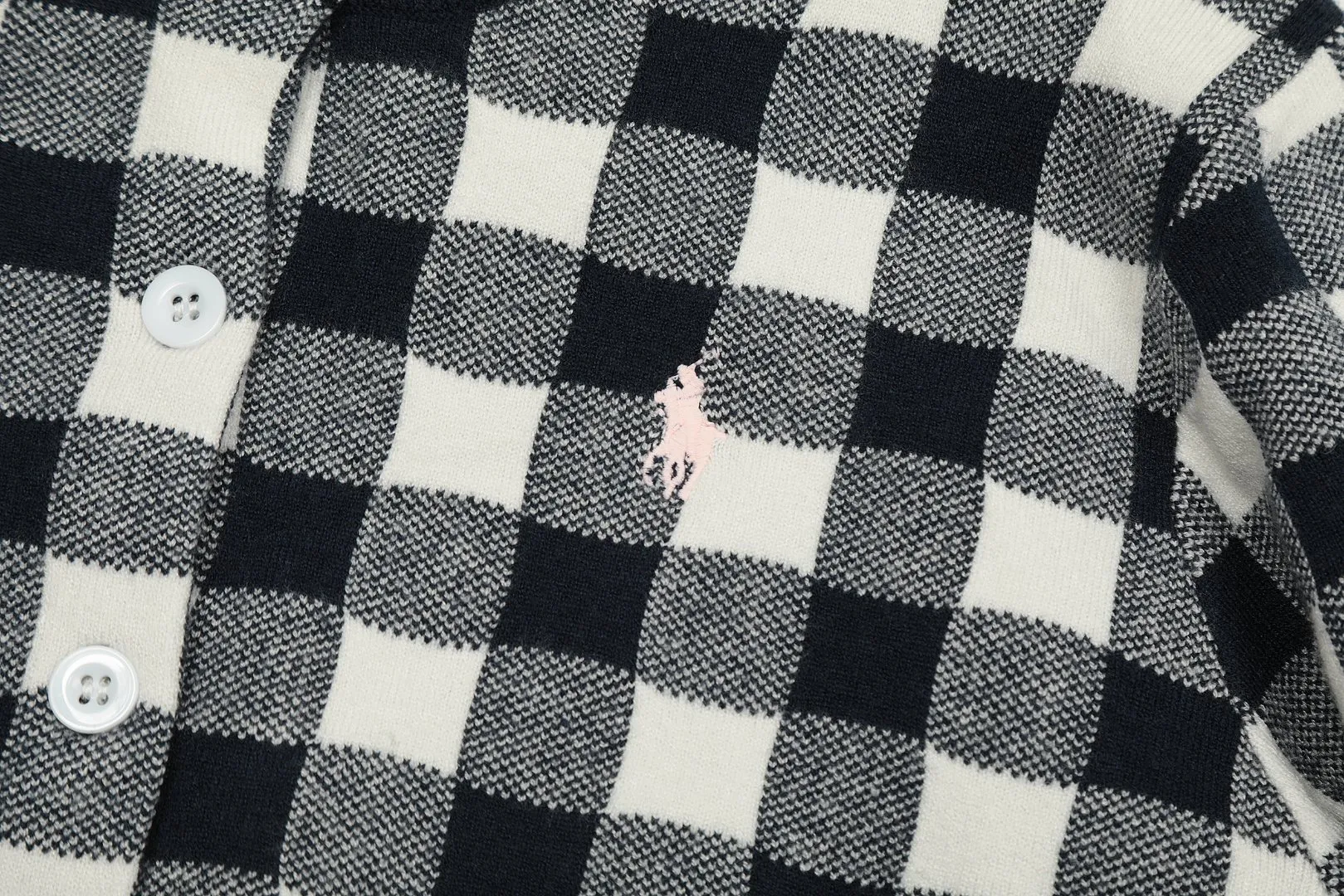 P190 Top quality" Style number: DS015# [Ralph Lauren plaid jacquard basic pony embroidered logo knitted cardigan long sleeves] ✅Ralph Lauren Ralph Lauren classic basic versatile plain plaid jacquard knitted cardigan long-sleeved small jacket ✅Main supplier of platform live broadcast wholesale entities ✅ZP quality 1:1 pattern making Scan the code to enter the GF website Counter quality ✅Detailed quality The only one in Guangzhou Imported quality cotton yarn Mainly high-end Needless to say, cost-effective and good quality. ✅Restore the original version. Loose, comfortable and stress-free. Simple is high-end. Classic is timeless. ✅The upper body is simple and easy to match. A must-have for goddess ootd. Good-looking clothes are never picky. A must-have in the goddess’ wardrobe. Size: S-L. Color: Navy blue. Light blue. Pink. Gray. Yellow. Red.